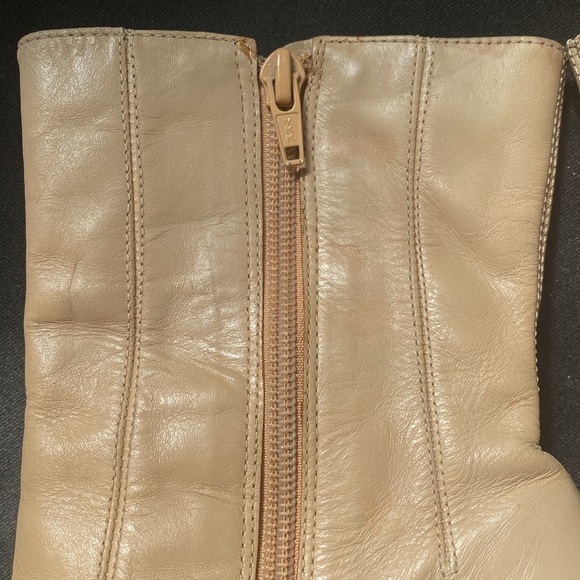 Vintage tan leather booties. Made in Brazil. Size 8B. Bra. 37. EUR. 39. - Picture 11 of 15